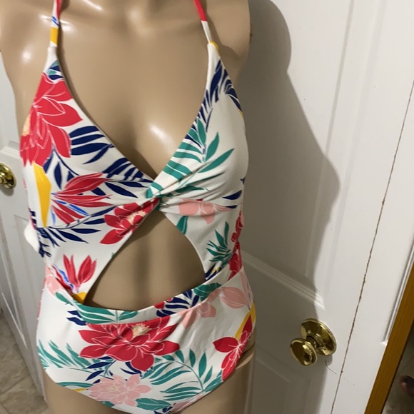 Cut out bathing suit med nwot - Picture 4 of 7
